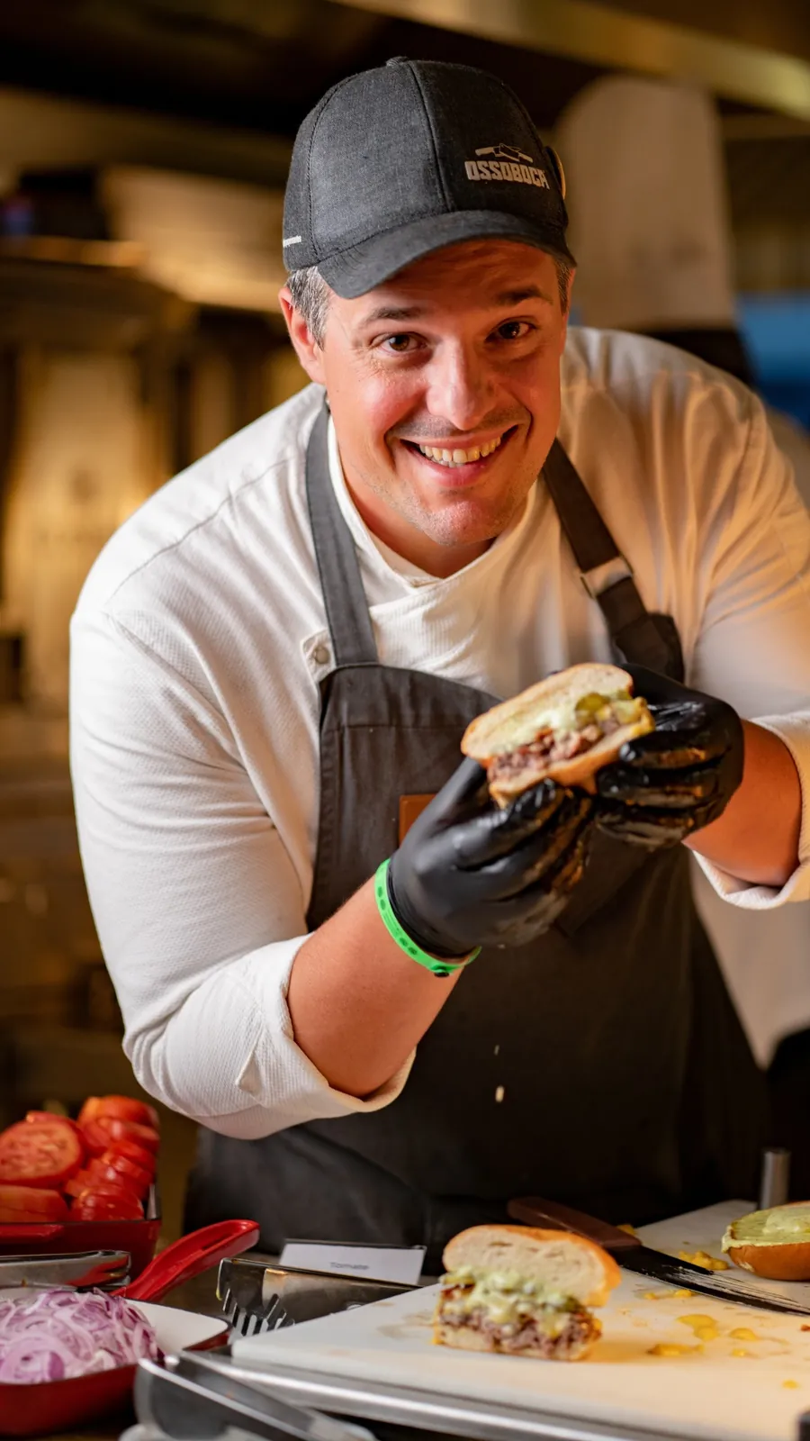 Chef Roberto Bocabello montando um sanduíche na cozinha
